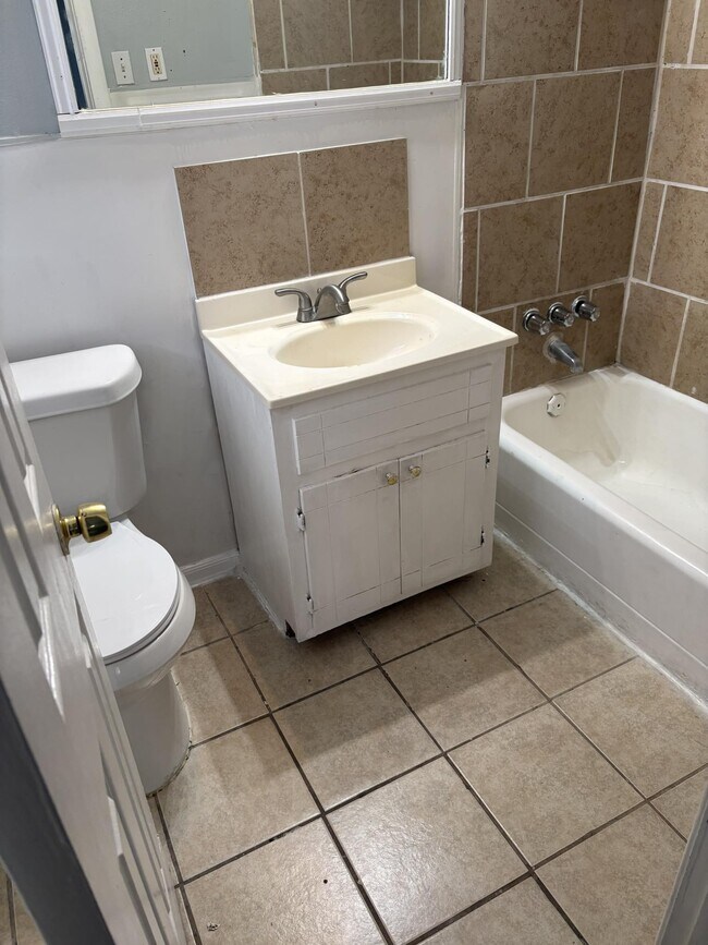 Building Photo - 2125 Kingsdale Dr