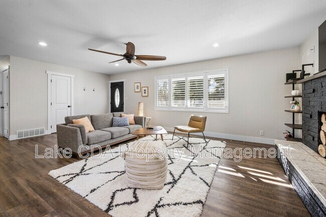 Building Photo - 3870 N Honeysuckle Dr