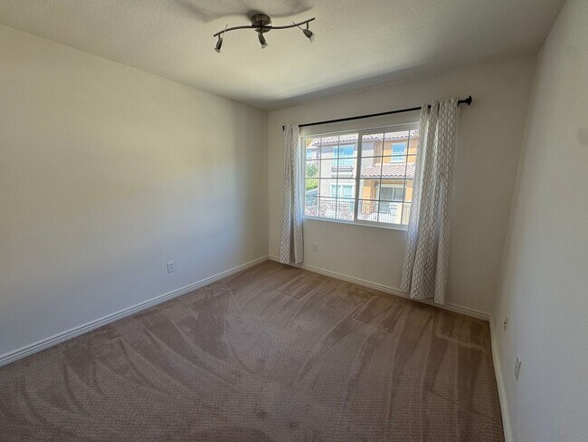 Building Photo - 332 East Hilltop Way