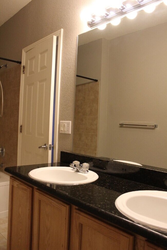 Building Photo - Stonegate Townhouse w/ 3 br/3 1/2 baths!!
