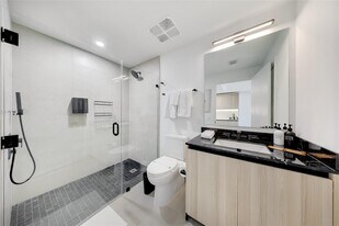 Building Photo - 225 N Miami Ave