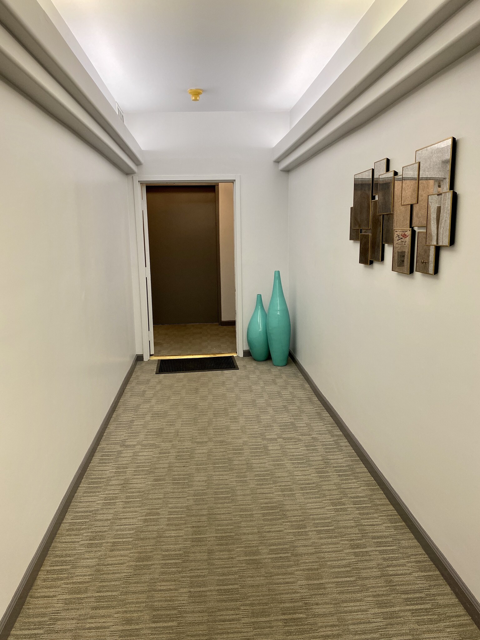 elevator - 910 S Bedford St