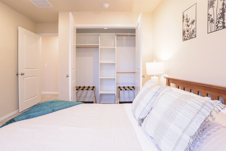 Building Photo - 717 E Elgin St