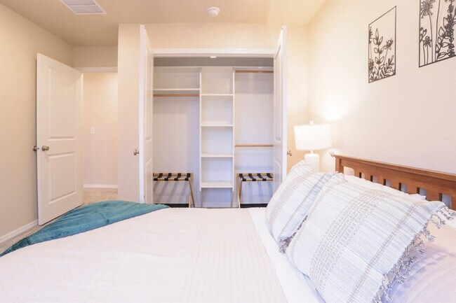 Building Photo - 717 E Elgin St