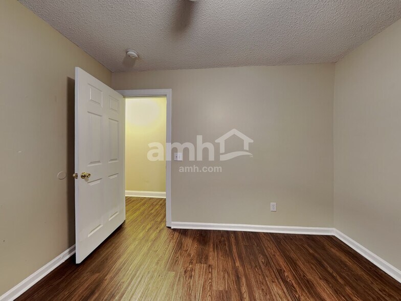 Building Photo - 1009 Loch Lomond Cir