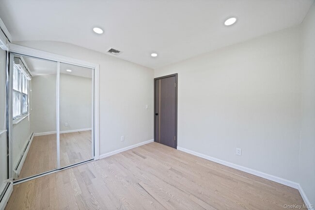 Building Photo - 45 Roslyn Rd