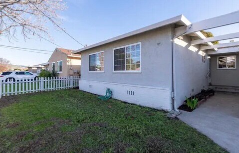 Building Photo - 1306 McFarlane Ln