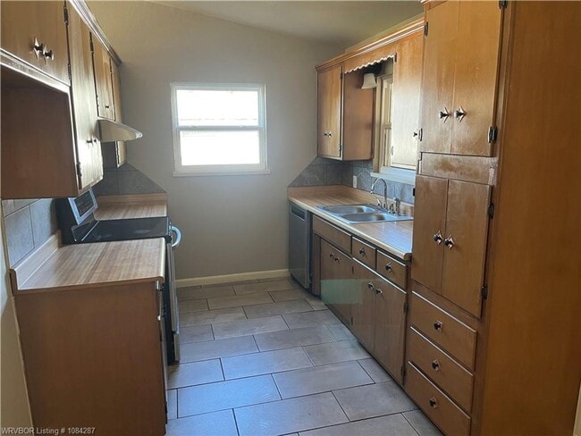 Building Photo - 3 bed, 2 bath, House.