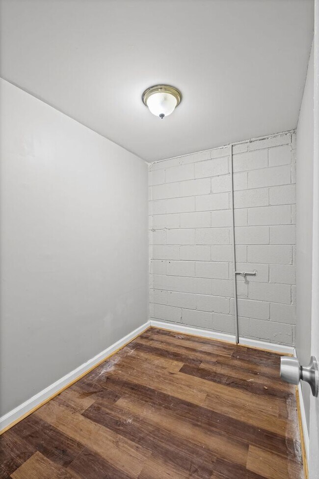 Building Photo - 3100 Fern Valley Dr SW