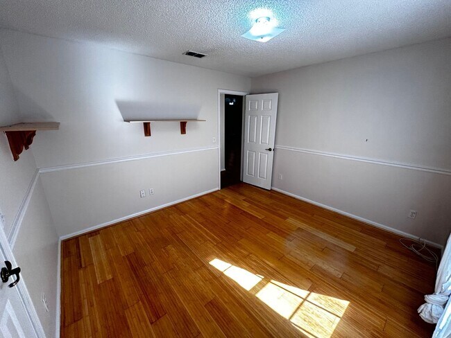Building Photo - 4 Bed 3 Bath Home. Over 2,400 sqft Near Jacksonville Beach. Amenities, Bonus Room, Guarded Gate. ...