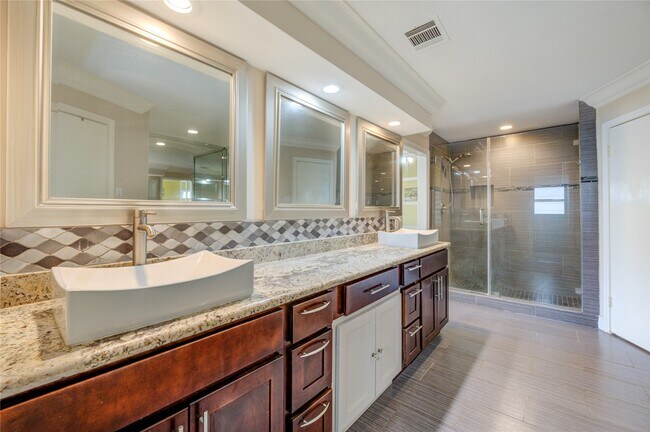 Building Photo - 2527 Potomac Dr