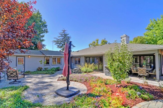 Building Photo - Stunning Central Davis Home