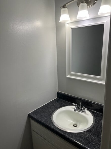 Building Photo - 109 Rainbow Ct