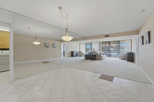 Building Photo - 2601 Marina Isle Way