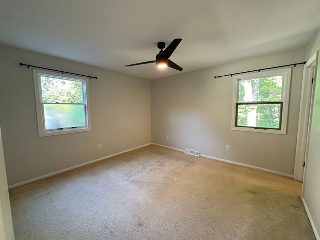 Building Photo - Large 4 bedroom ranch in Forest Hills