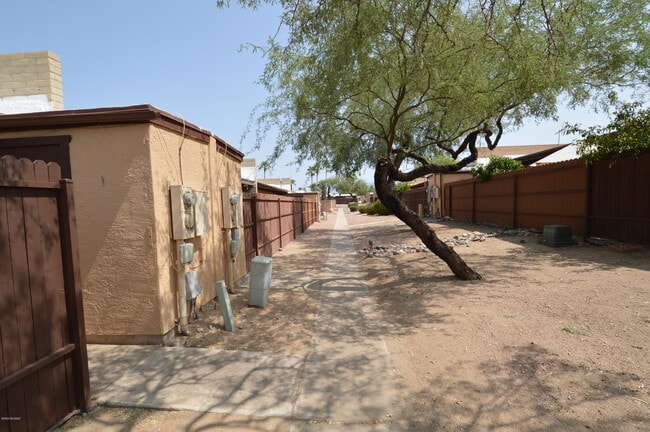 Building Photo - 731 S Pantano Pkwy