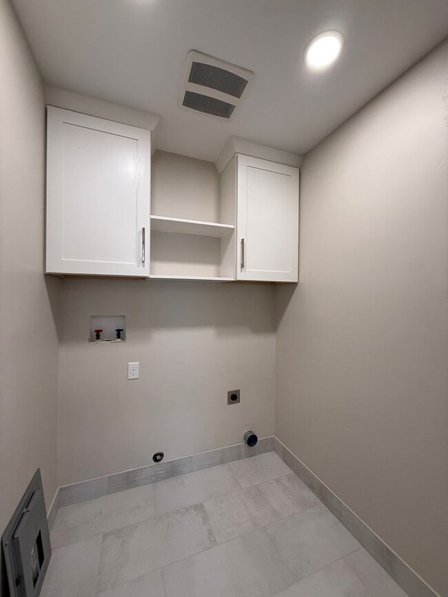 Building Photo - Fully Renovated - 1 Bed 1 Bath