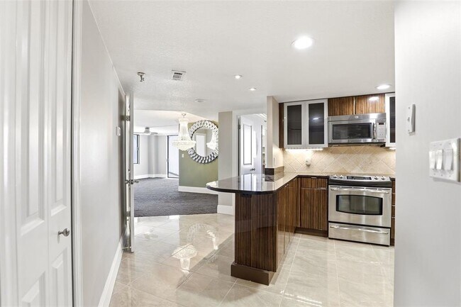 Building Photo - 400 E Colonial Dr