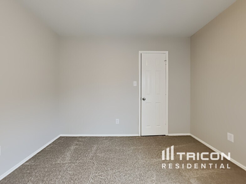Building Photo - 213 Oak Ridge Dr