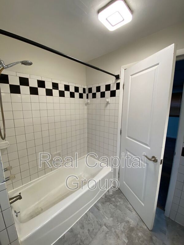 Building Photo - 305 Cable St