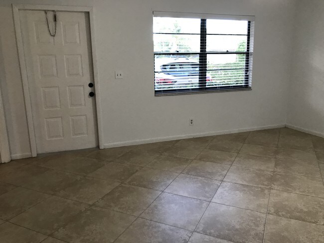 Building Photo - 1305 Periwinkle Pl