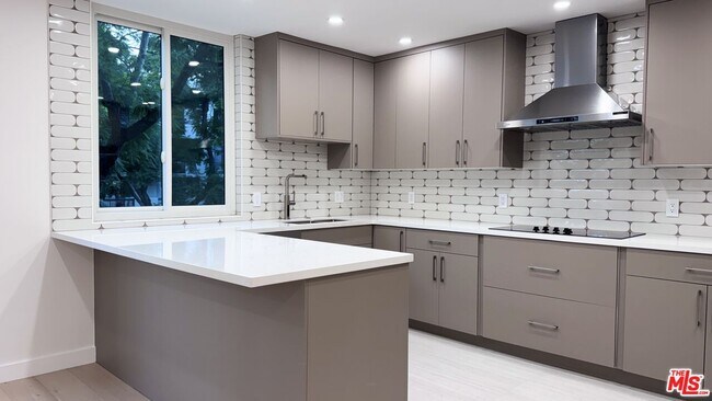 Building Photo - 414 N Palm Dr