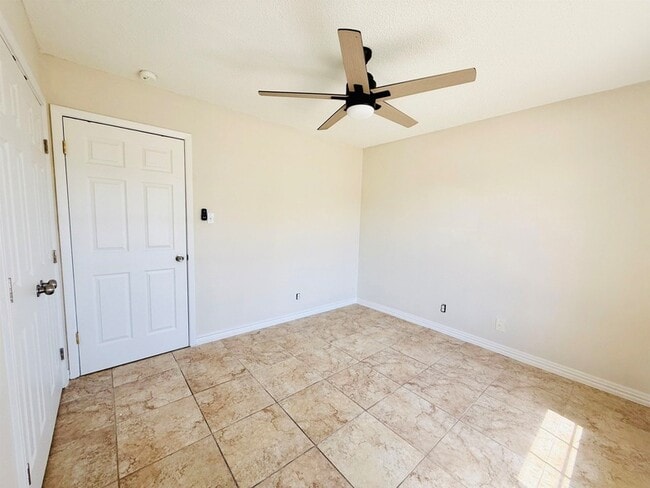 Building Photo - 907 Sandy Ln