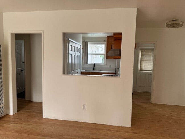 Building Photo - COMPLETELY REMODELLED 1 BEDROOM DUPLEX FOR LEASE!