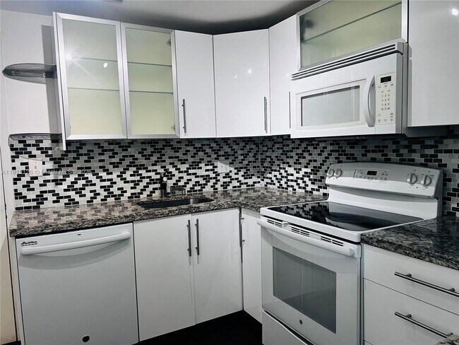 Building Photo - 1050 SE 15th St