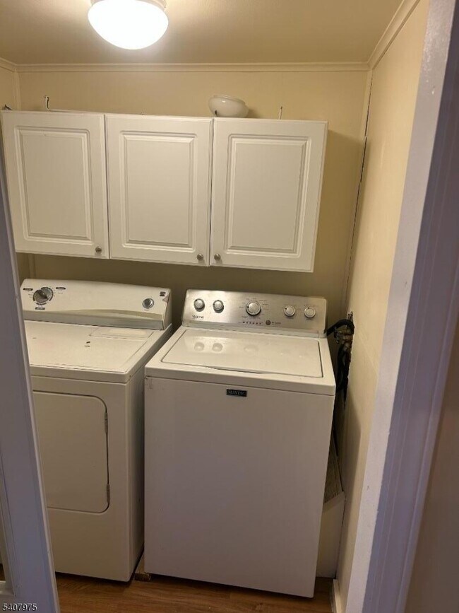 Building Photo - 44 Oak St