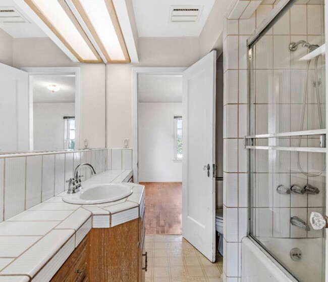 Building Photo - Charming 2 bed 1 bath Home  in Oildale $1,...