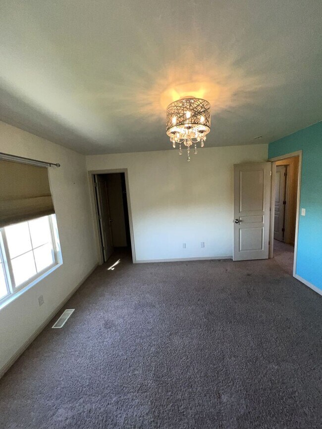Building Photo - Spacious 6-Bedroom Home with 2 Kitchens in...