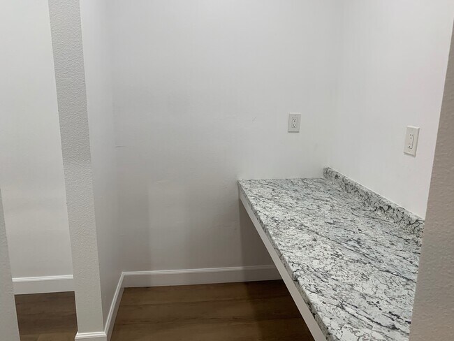 Building Photo - 1227 E 7th St