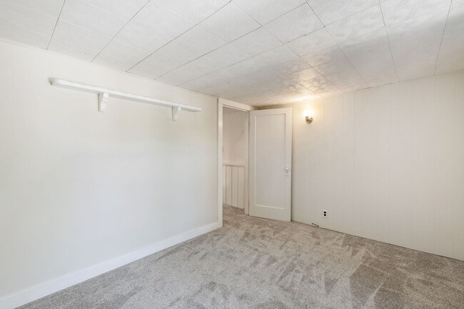 Building Photo - Charming 3 Bedroom, 2 Bath Home with Abundant Space & Natural Light