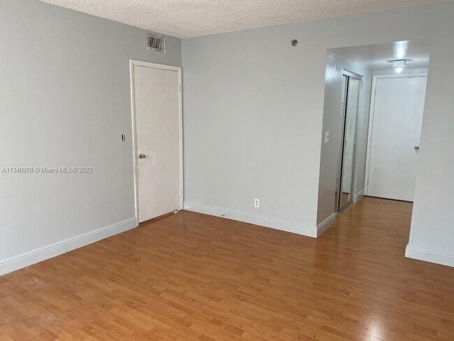 Building Photo - 901 Hillcrest Dr