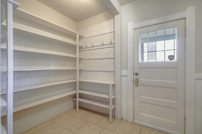 Building Photo - Mid Town 2 Bedroom 2 Bathroom 1260 Sqft. B...