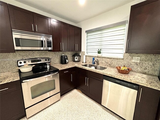 Building Photo - 30 NE 125th St