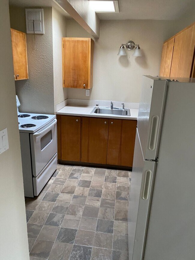 Building Photo - (690) Circle Court - 1 Bedroom / 1 Bathroom