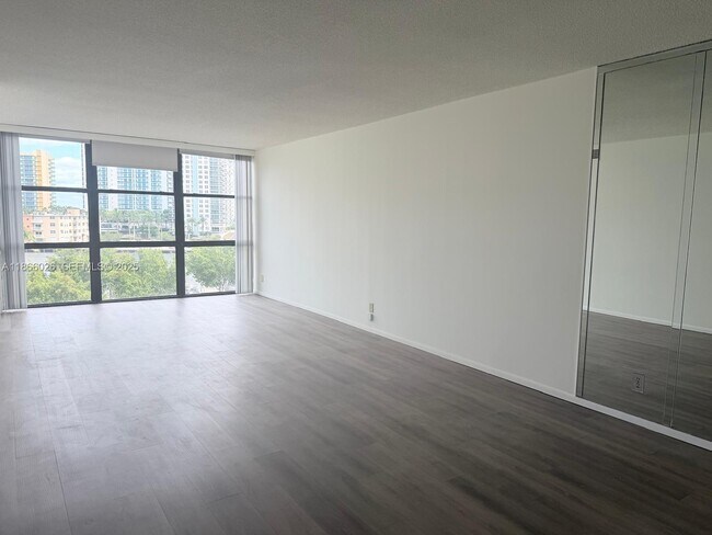 Building Photo - 800 Parkview Dr