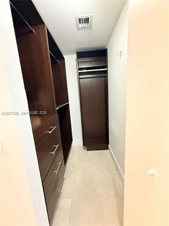 Building Photo - 1300 Brickell Bay Dr