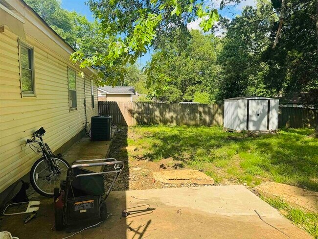 Building Photo - 6615 Hartford Dr