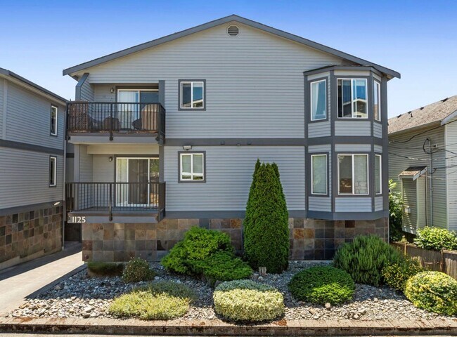 Building Photo - Top Floor 2-Bed Condo with Garage Parking