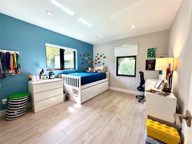 Building Photo - 815 Valencia Ave