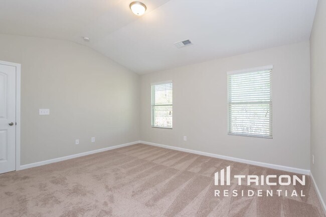 Building Photo - 357 Hawthorn Dr
