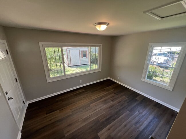 Building Photo - Large 4 Bedroom 2 Bath Home