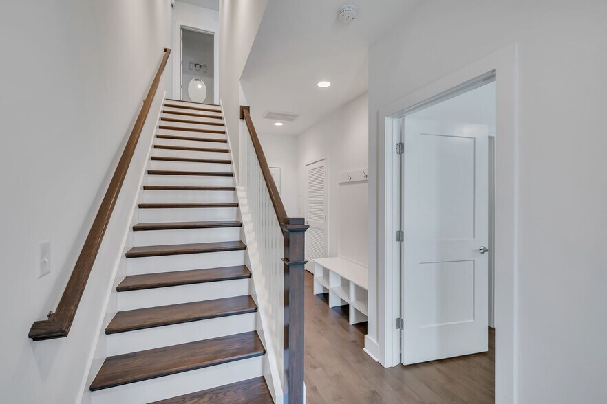 Building Photo - 504 Vernon Cir