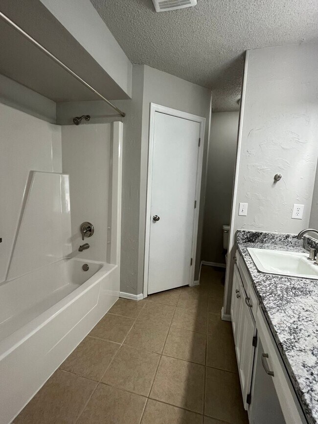 Building Photo - 3 bedroom house in Broken Arrow!
