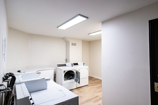 Building Photo - Smartly Designed 2-Bedroom Apartment in Pr...