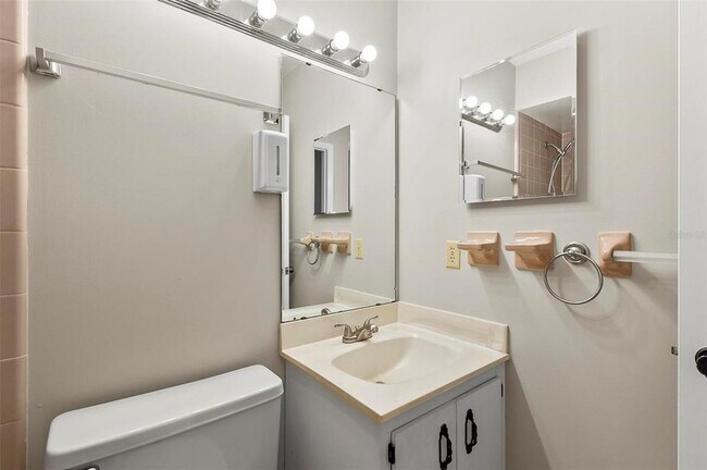 Building Photo - 14 Oakmont Ct
