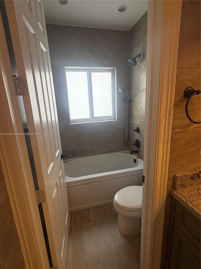 Building Photo - 819 E 26th St